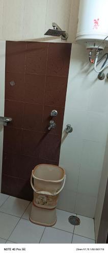 アムリトサルにあるMJ Chawla Homestay double bed attached bathroom roomの個室トイレ付きのバスルーム