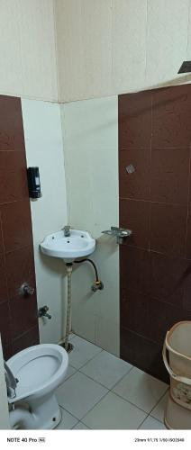 MJ Chawla Homestay double bed attached bathroom roomにあるバスルーム