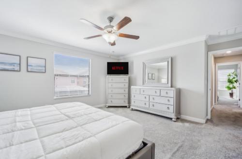 Ένα ή περισσότερα κρεβάτια σε δωμάτιο στο Tampa Private Home, Game Room, Theater Room & more! Close to attractions and beaches!