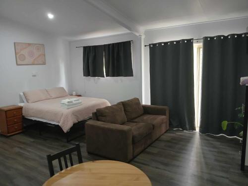 Postel nebo postele na pokoji v ubytování Curra Cottage