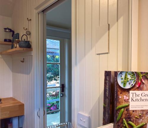 Η κουζίνα ή μικρή κουζίνα στο Holly Tree Hut Eco Farmstay