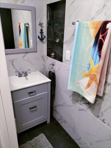 a bathroom with a sink and a starfish towel at central and tourist residence in Ciudad Madero