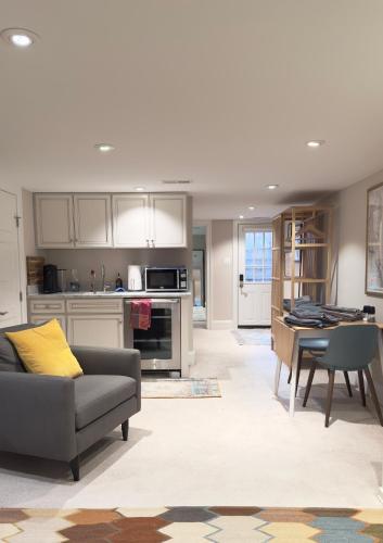 Η κουζίνα ή μικρή κουζίνα στο Explore Sights of Washington from Spacious Crib