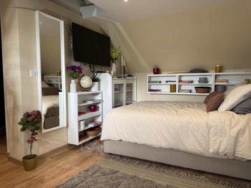 Ένα ή περισσότερα κρεβάτια σε δωμάτιο στο Appartement F1 meublé Duplex étage 1