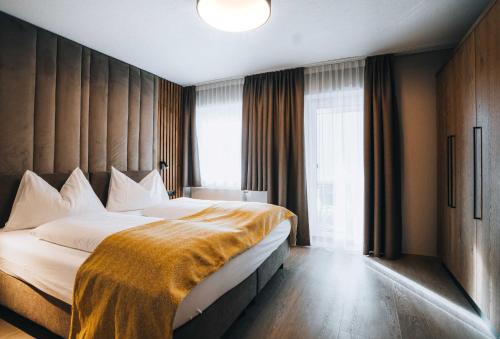 Postel nebo postele na pokoji v ubytování Grünwald Resort Sölden