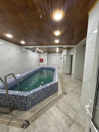 a jacuzzi tub in a room with a ceiling at Hotel Konus in Făleşti