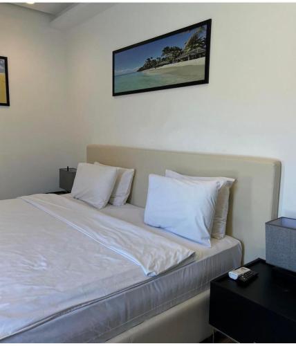 Кровать или кровати в номере Sea Breeze White Villa 1