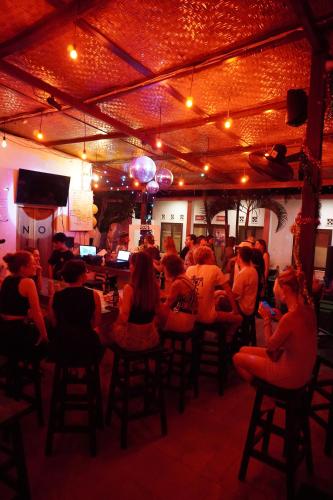 eine Gruppe von Personen, die in einem Restaurant sitzen in der Unterkunft Indonesia Backpacker Hostels in Kuta Lombok