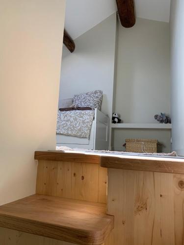 - une cuisine avec un comptoir et un four micro-ondes dans l'établissement Your secret garden at Pont du Gard!, à Remoulins