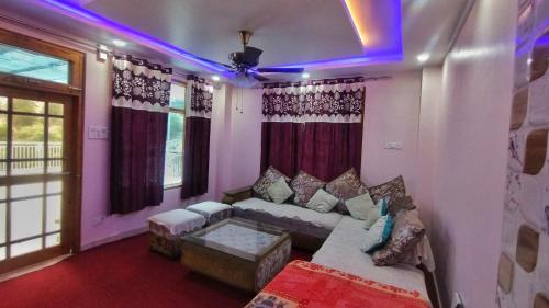 Postel nebo postele na pokoji v ubytování Katoch Apartments - Food & Stay