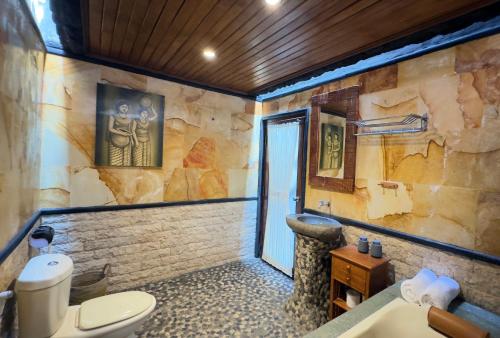 un baño con inodoro y lavabo en Villa Mutti, en Seminyak