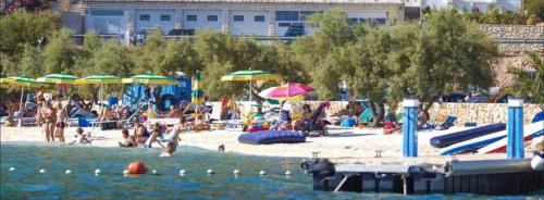 Πισίνα στο ή κοντά στο Villa Piscina with sea view Trogir-Seget