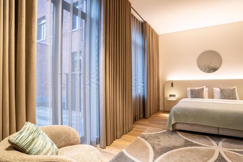a bedroom with a bed and a large window at Boutique Hotel Annamaes, Maastricht-Hoge Kempen in Lanaken
