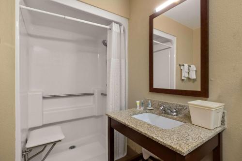Ванная комната в Comfort Inn Bordentown near NJ Turnpike