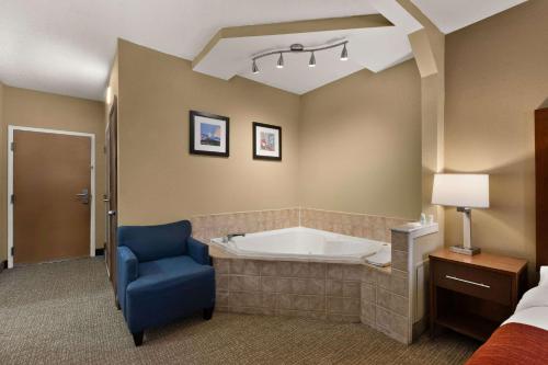 Кровать или кровати в номере Comfort Inn Bordentown near NJ Turnpike