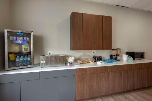 Comfort Inn Philadelphia International Airport Westにあるキッチンまたは簡易キッチン