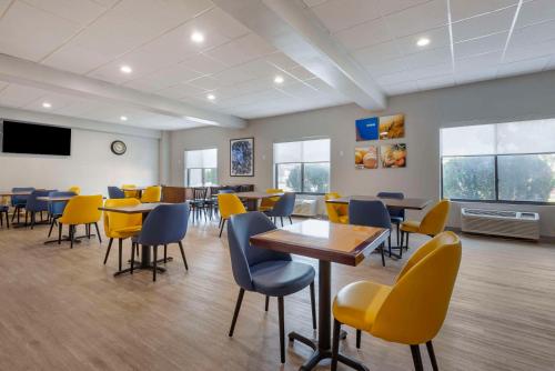 Comfort Inn Philadelphia International Airport Westにあるテレビまたはエンターテインメントセンター