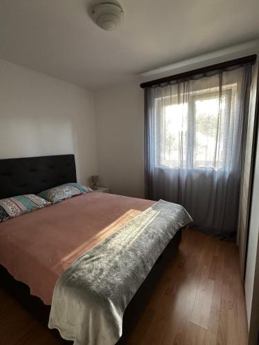 シベニクにあるCasa Bellaの大きなベッドと窓のある寝室