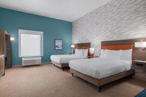 埃尔森特罗Home2 Suites By Hilton El Centro的一间蓝色墙壁的房间里有两张床