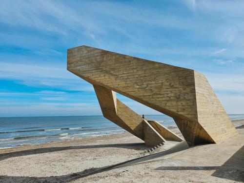 a sculpture on the beach near the ocean at Sealor, zonnig appartement met ruim terras in De Panne