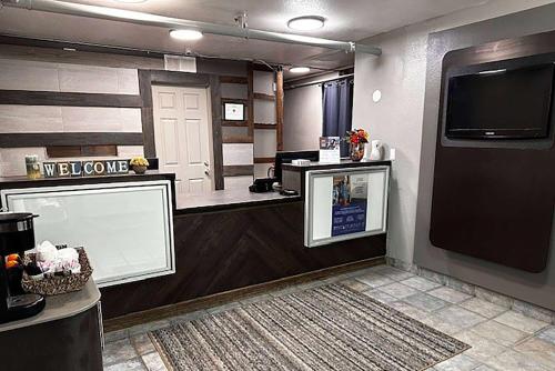 Kuchyň nebo kuchyňský kout v ubytování Studio City Suites, a Travelodge by Wyndham
