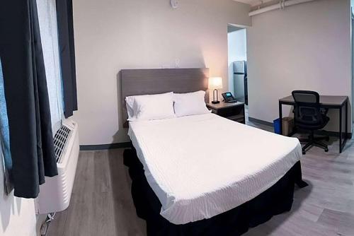Postel nebo postele na pokoji v ubytování Studio City Suites, a Travelodge by Wyndham