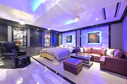ein Schlafzimmer mit einem Bett, einem Bett und einem Sofa in der Unterkunft Hotel Crystal Gate Nagoya - Couple Hotel in Nagoya