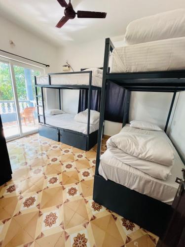 Ένα ή περισσότερα κρεβάτια σε δωμάτιο στο karma stays hostel morjim