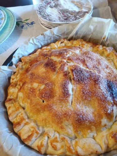 a pie sitting on top of a table at Villa Erbetta in Guardabosone