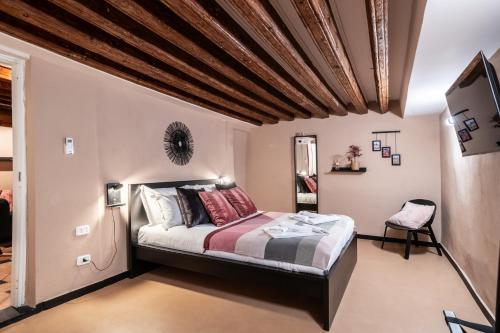 una camera da letto con un letto e una tv di Giano Host - San Bernardo a Genova
