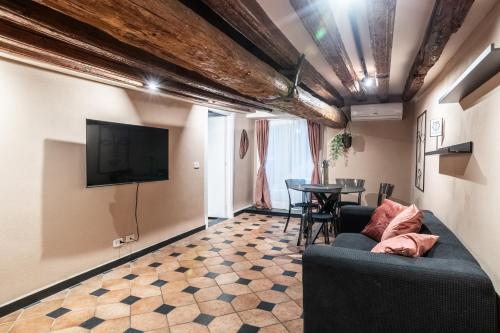 un soggiorno con un divano e un tavolo di Giano Host - San Bernardo a Genova