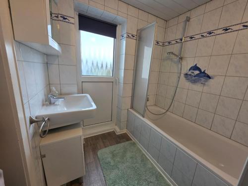 a bathroom with a sink and a shower at Shiraz-Home das Ferienhaus in Holzminden, 120qm Privatsphäre für ungestörte Erholung in Holzminden
