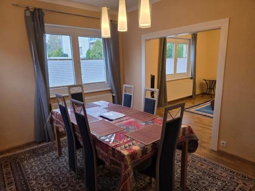 a dining room with a table and chairs in a room at Shiraz-Home das Ferienhaus in Holzminden, 120qm Privatsphäre für ungestörte Erholung in Holzminden