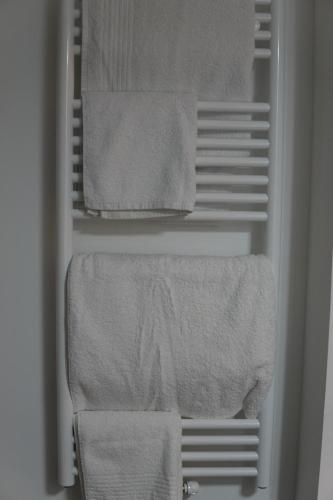 - un réfrigérateur rempli de serviettes blanches dans l'établissement F4 avec Terrasse & Vue sur Seine 10 min de Paris, à Ivry-sur-Seine