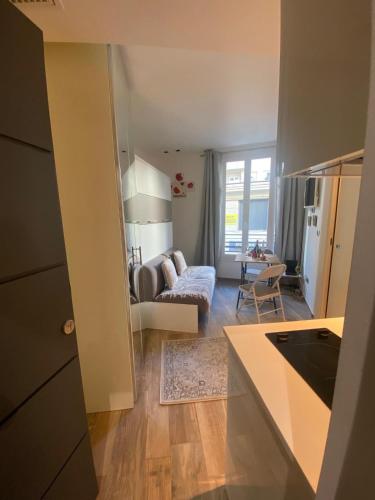 une cuisine et un salon avec un canapé dans l'établissement Cosy Studio Promenade, à Nice