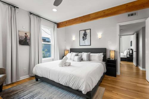 Llit o llits en una habitació de Historic Charmer Comfortable Walkable