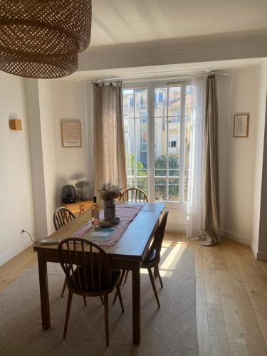 une salle à manger avec une table et des chaises et une fenêtre dans l'établissement Casa Cheppio Appartement cœur Antibes, à Antibes