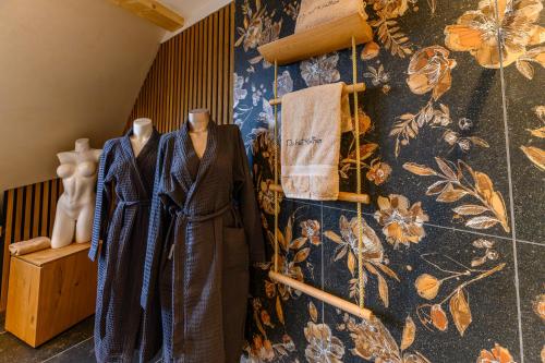 a dressing room with a blue and gold wallpaper at Hotel-Restaurant Kostbar in Engen