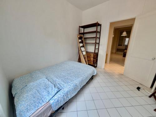 Large 2-bedroom apartment large living room with parking near train station and downtown