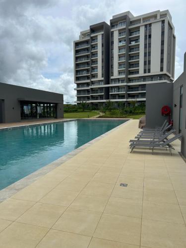 Sky serenity two rooms apartmentの敷地内または近くにあるプール