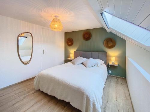 une chambre avec un lit, une fenêtre et un miroir dans l'établissement L'EVASION appartement entièrement rénové à 15min de Genève, à Viry