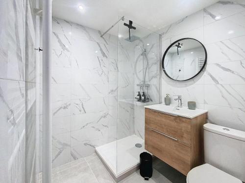 une salle de bain avec une douche, un lavabo et un miroir dans l'établissement L'EVASION appartement entièrement rénové à 15min de Genève, à Viry
