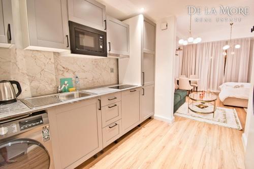 Köök või kööginurk majutusasutuses De la More stylish luxury apartment by the beach in brand new condition