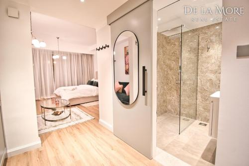 Koupelna v ubytování De la More stylish luxury apartment by the beach in brand new condition