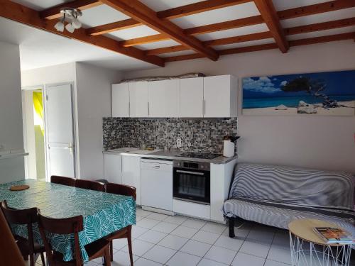 - une cuisine avec une table et un lit dans une chambre dans l'établissement Villa St Cécile Vias, à Vias