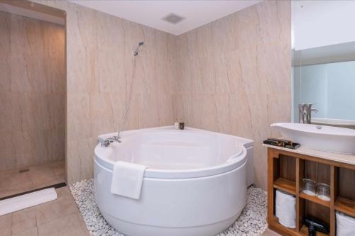 Koupelna v ubytování Grand Edge Hotel Semarang