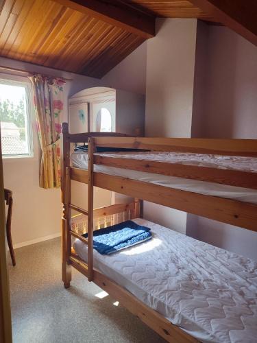 une chambre avec deux lits superposés dans une pièce dans l'établissement Villa St Cécile Vias, à Vias