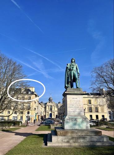 une statue d'un homme sur un cheval devant un bâtiment dans l'établissement Au pied du Château, à Versailles