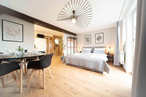 Ένα ή περισσότερα κρεβάτια σε δωμάτιο στο C&S Living I Wohnung I Balkon I Küche I Stellplatz