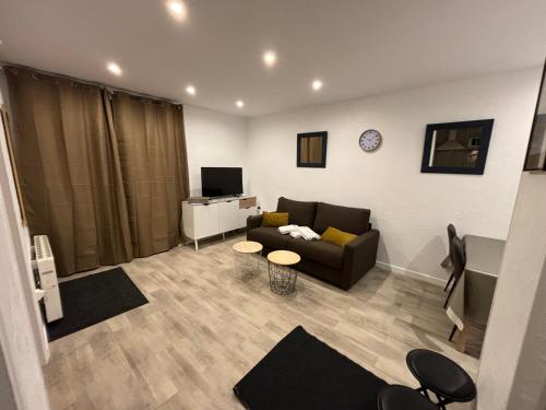a living room with a couch and a tv at NEVADA 1 - PAS DE LA CASA MOUNTAIN in Pas de la Casa